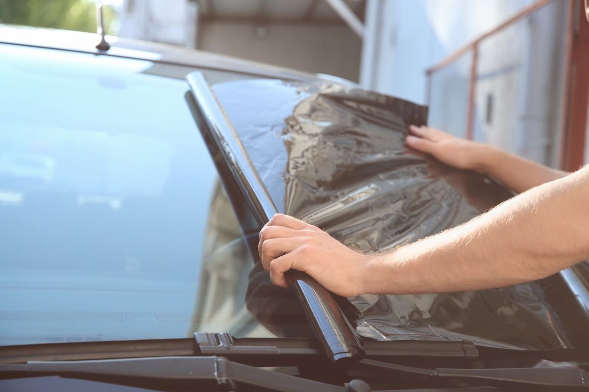 Película polarizada instalada en parabrisas de automóvil para reducir el deslumbramiento y proteger contra rayos UV.