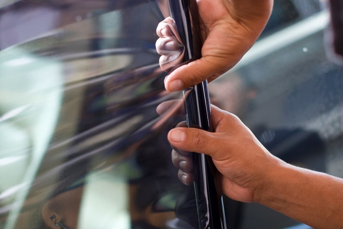 Aplicación de películas polarizadas automotrices en Colombia