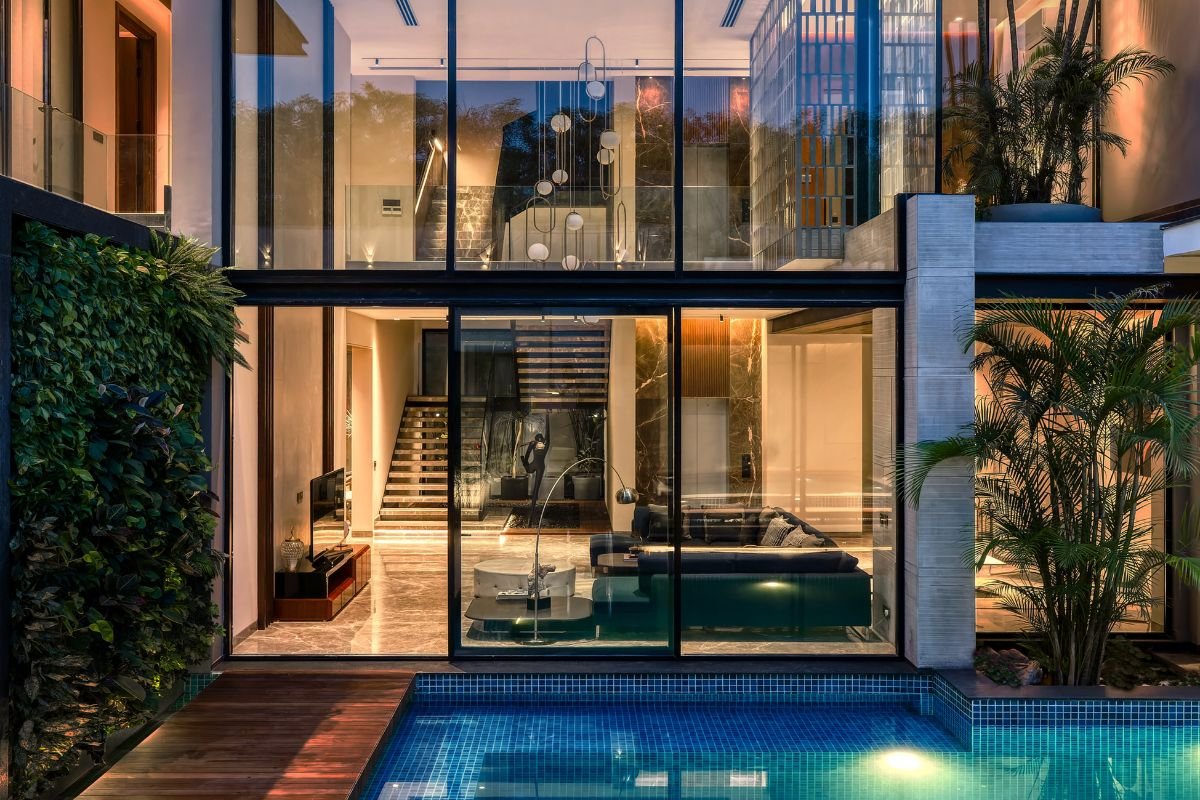 Instalación de película de seguridad arquitectónica en ventanales de casa moderna para reforzar protección y resistencia del vidrio.